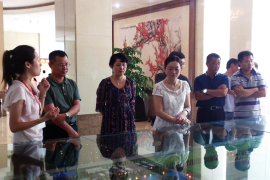 宜春市人力資源和社會保障局副局長崔建芳女士攜調(diào)研小組蒞臨公司考察