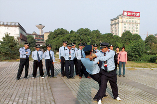 四特酒公司保安大比武  實(shí)戰(zhàn)訓(xùn)練擒拿術(shù)