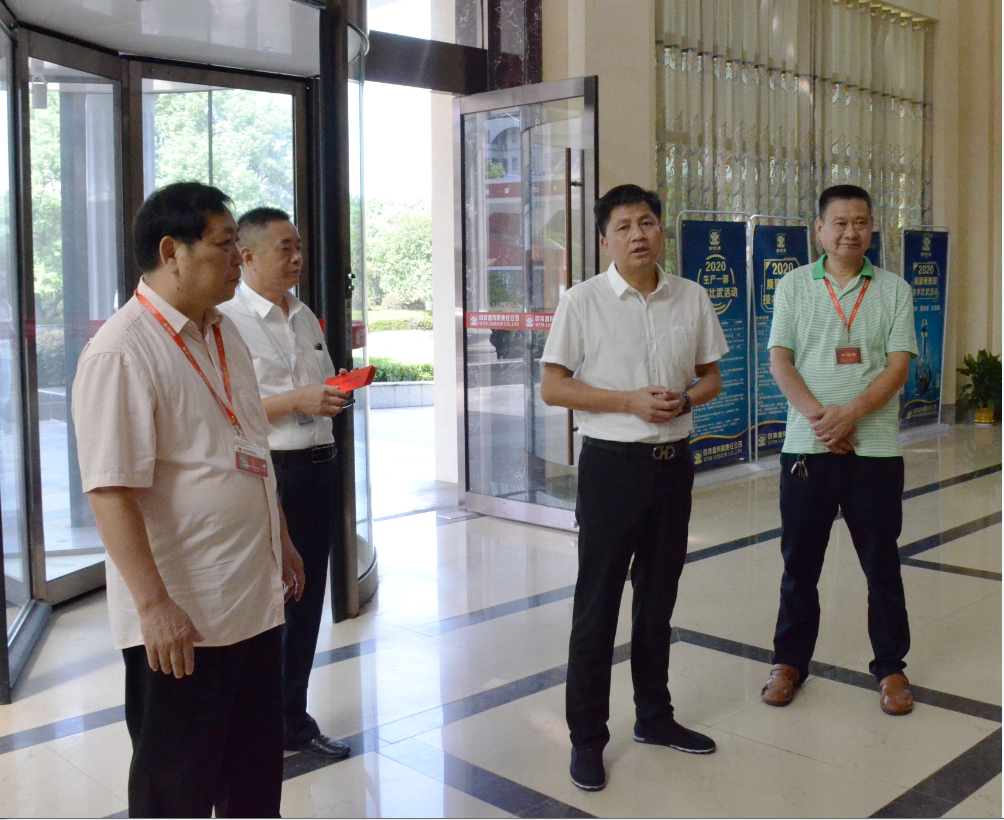 樟樹市人大常委會副主任、市總工會黨組書記、總工會主席周新根等市領導一行至我司慰問困難職工